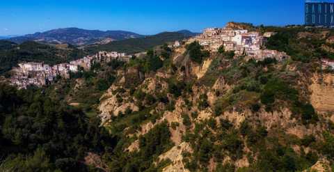 Profondi burroni e memorie saracene:  la Rabatana, il borgo "sospeso" nel tempo